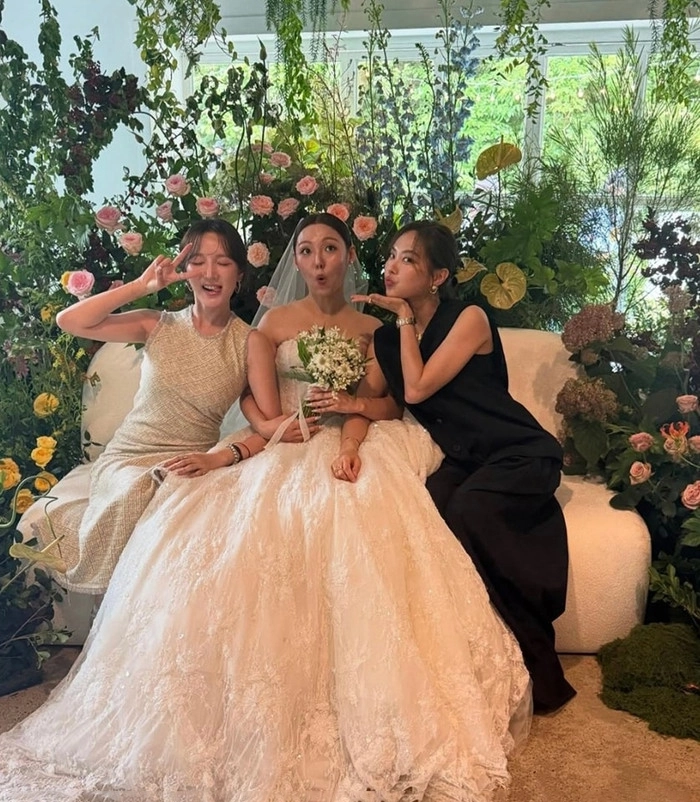 các thành viên của miss a hội tụ trong đám cưới Min