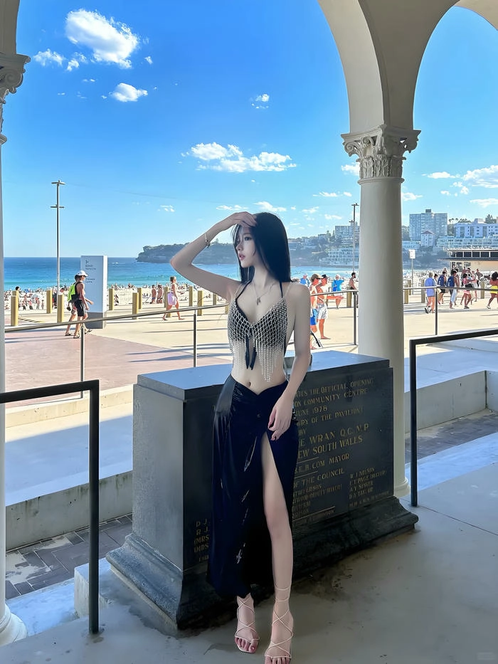 Gái xinh Trung Quốc chân dài diện bikini gợi cảm