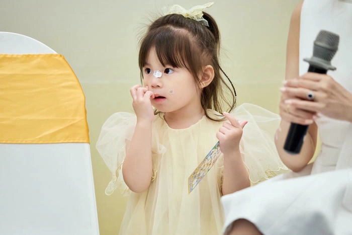 Hình ảnh bé Pam cute đáng yêu lầy lội