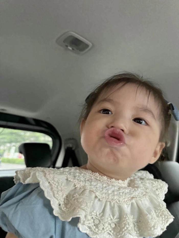 Hình ảnh bé Pam cute dễ thương