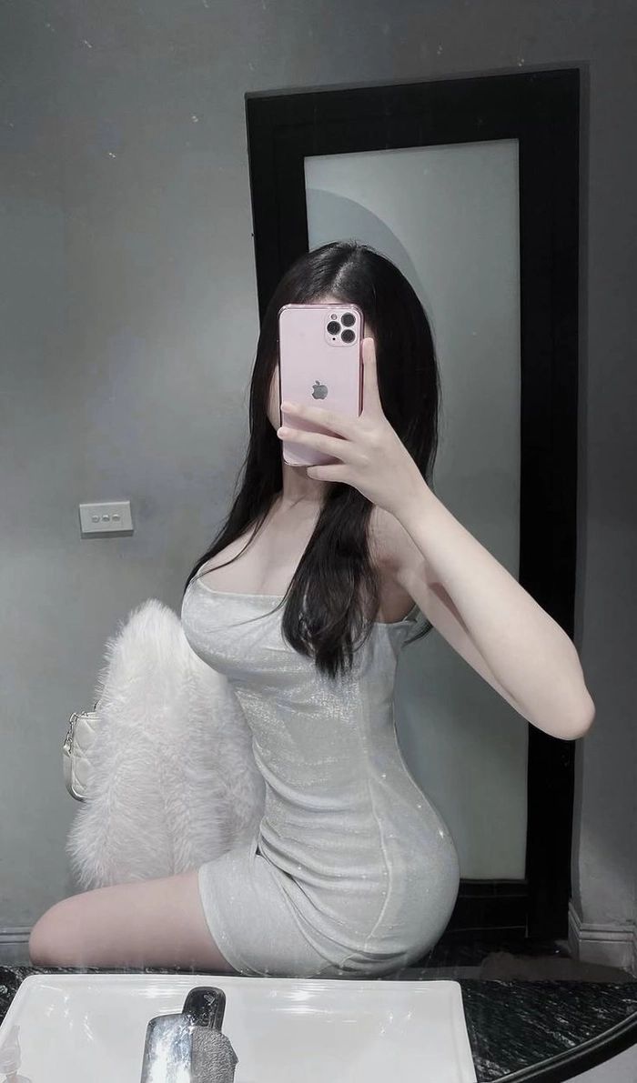 Ảnh con gái che mặt bằng điện thoại cuốn ánh nhìn