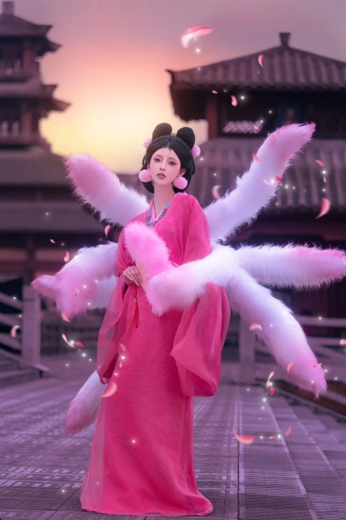 Ảnh cosplay hồ ly 9 đuôi quyến rũ