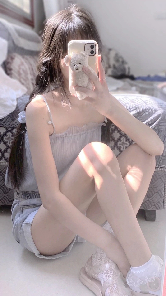 Ảnh gái đẹp che mặt bằng điện thoại phong cách tự nhiên