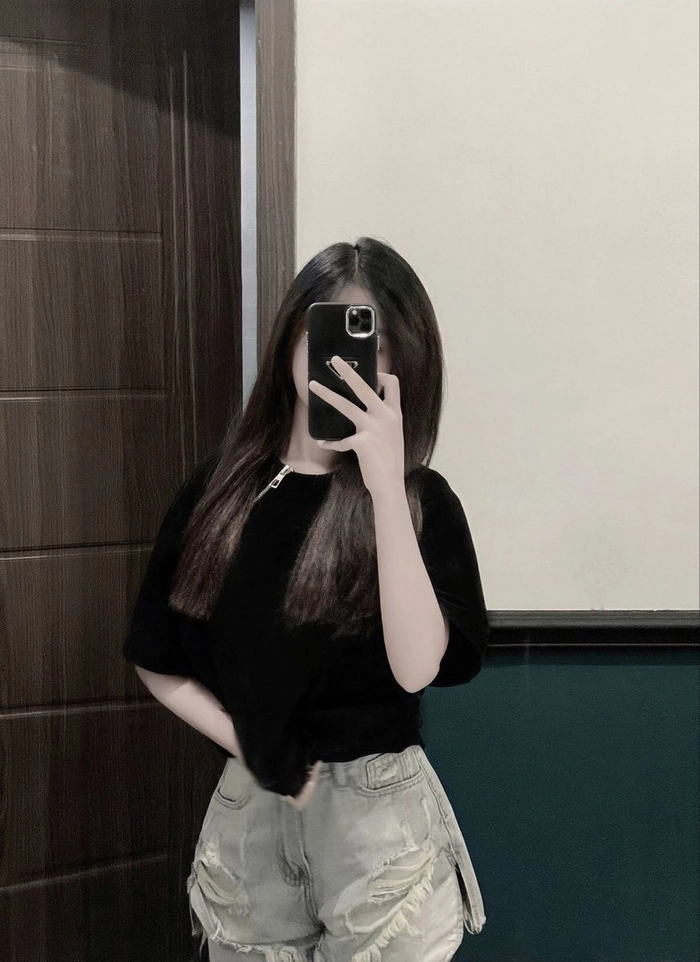 Ảnh gái đẹp che mặt bằng điện thoại trước gương