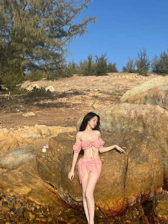 Ảnh gái đẹp đi biển mặc bikini cuốn hút