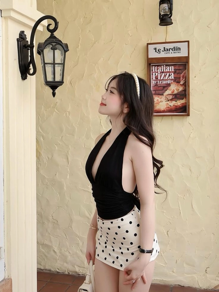 Ảnh gái xinh TikTok mặc váy ngắn cuốn hút