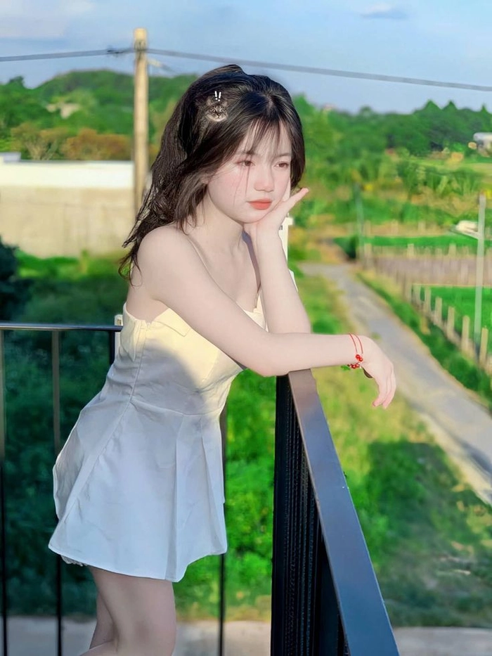 Ảnh gái xinh TikTok mặc váy ngắn nổi bật