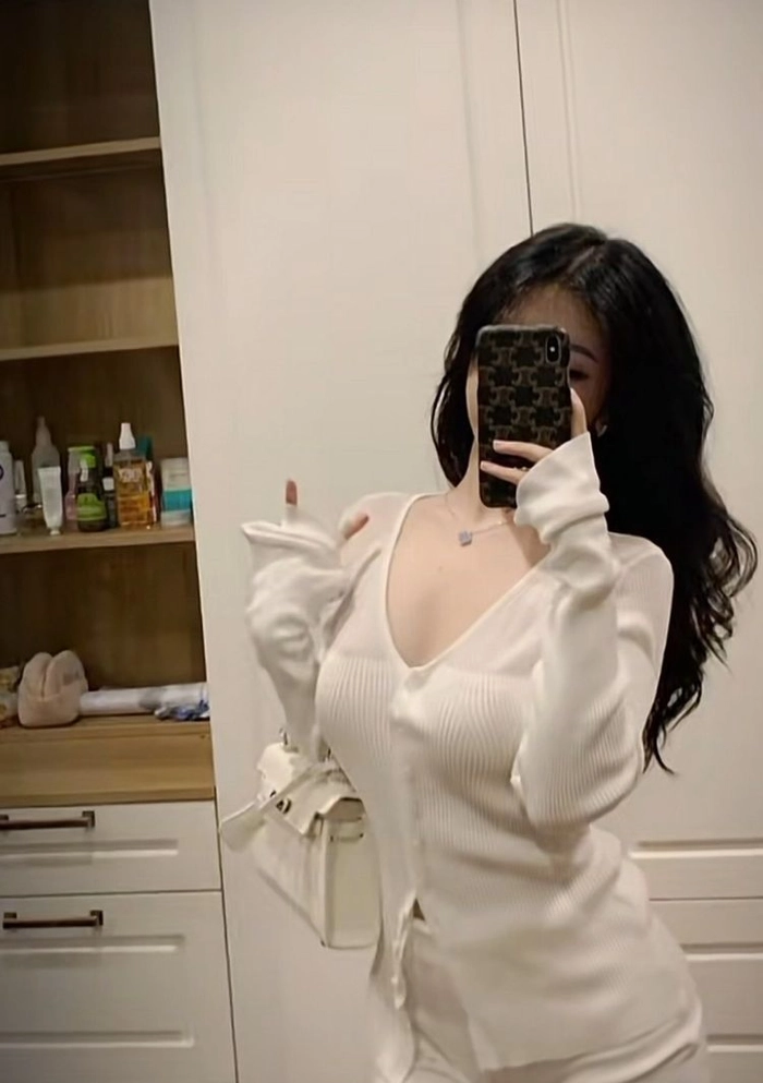 Ảnh gái xinh cầm điện thoại che mặt tự nhiên