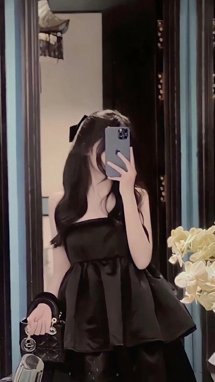 Ảnh gái xinh che mặt bằng điện thoại iPhone đơn giản