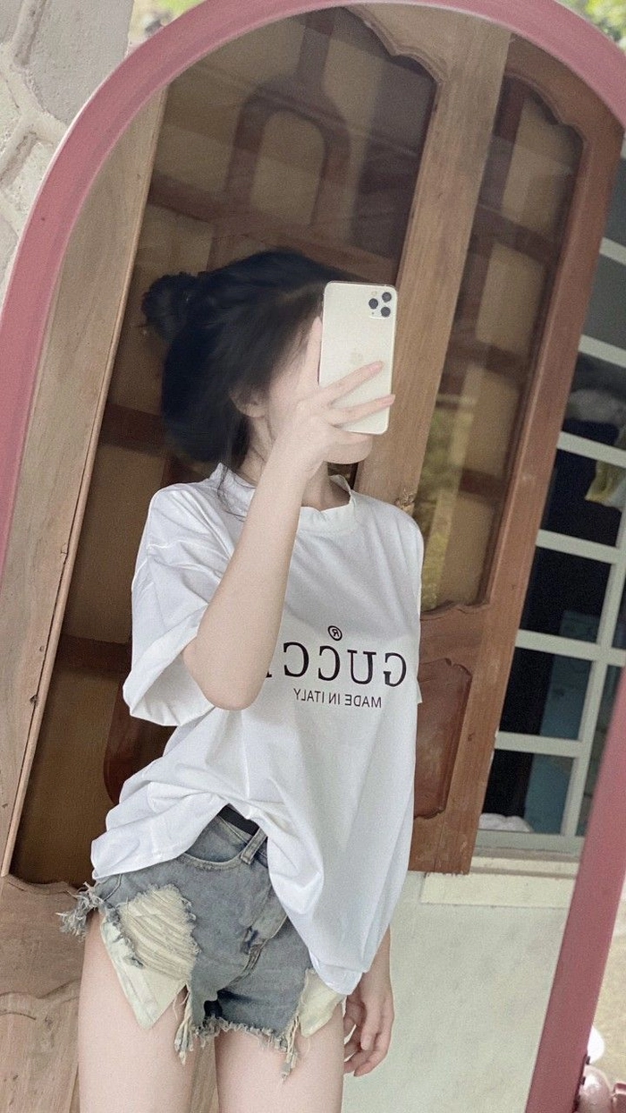 Ảnh gái xinh che mặt bằng điện thoại phong cách ngầu nhẹ