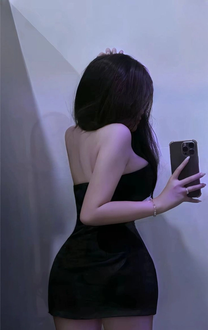 Ảnh gái xinh che mặt bằng điện thoại phong cách ngầu