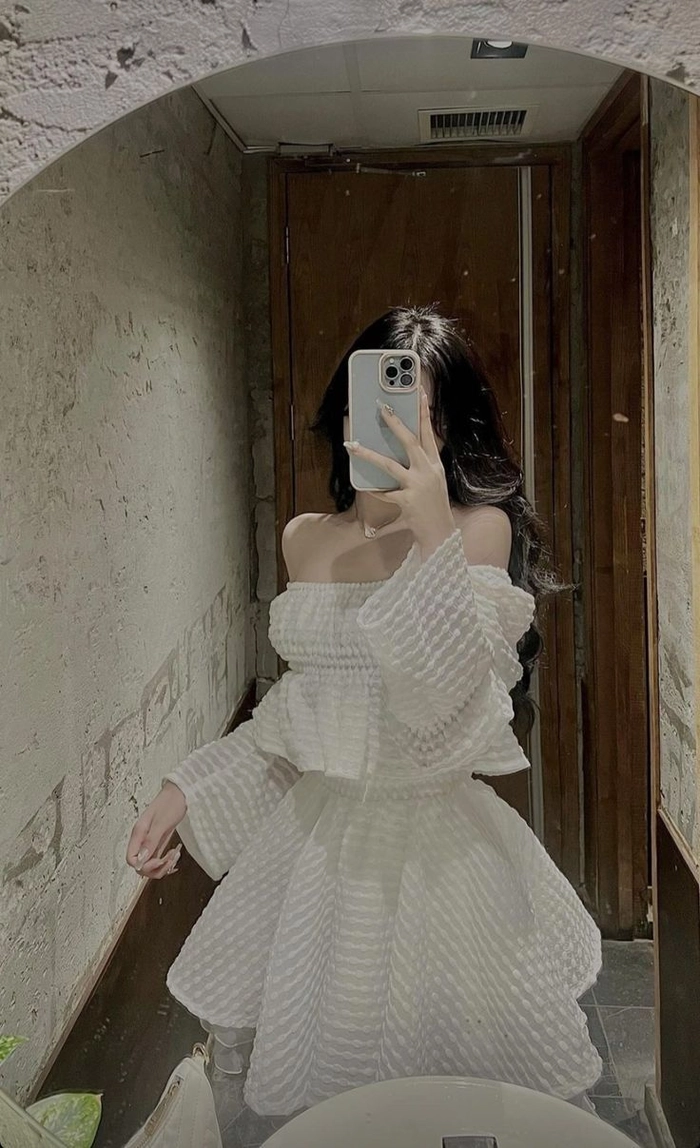 Ảnh gái xinh che mặt bằng điện thoại tóc dài dịu dàng