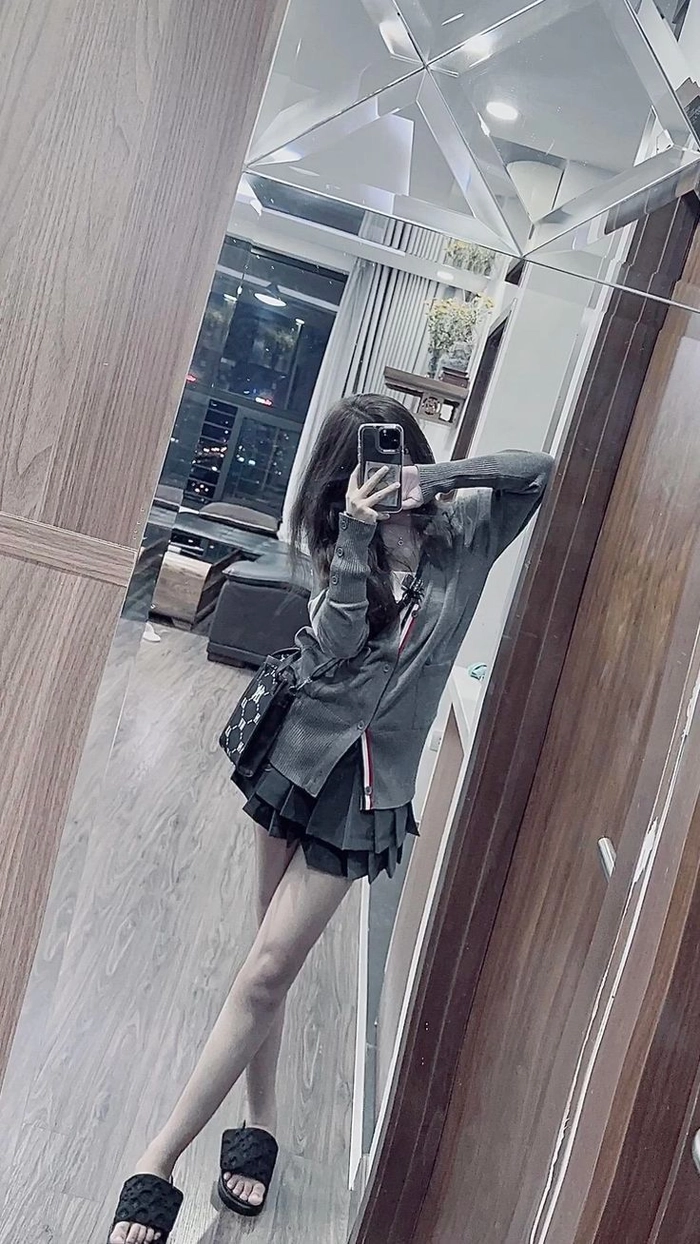 Ảnh gái xinh che mặt bằng điện thoại tóc ngắn cá tính