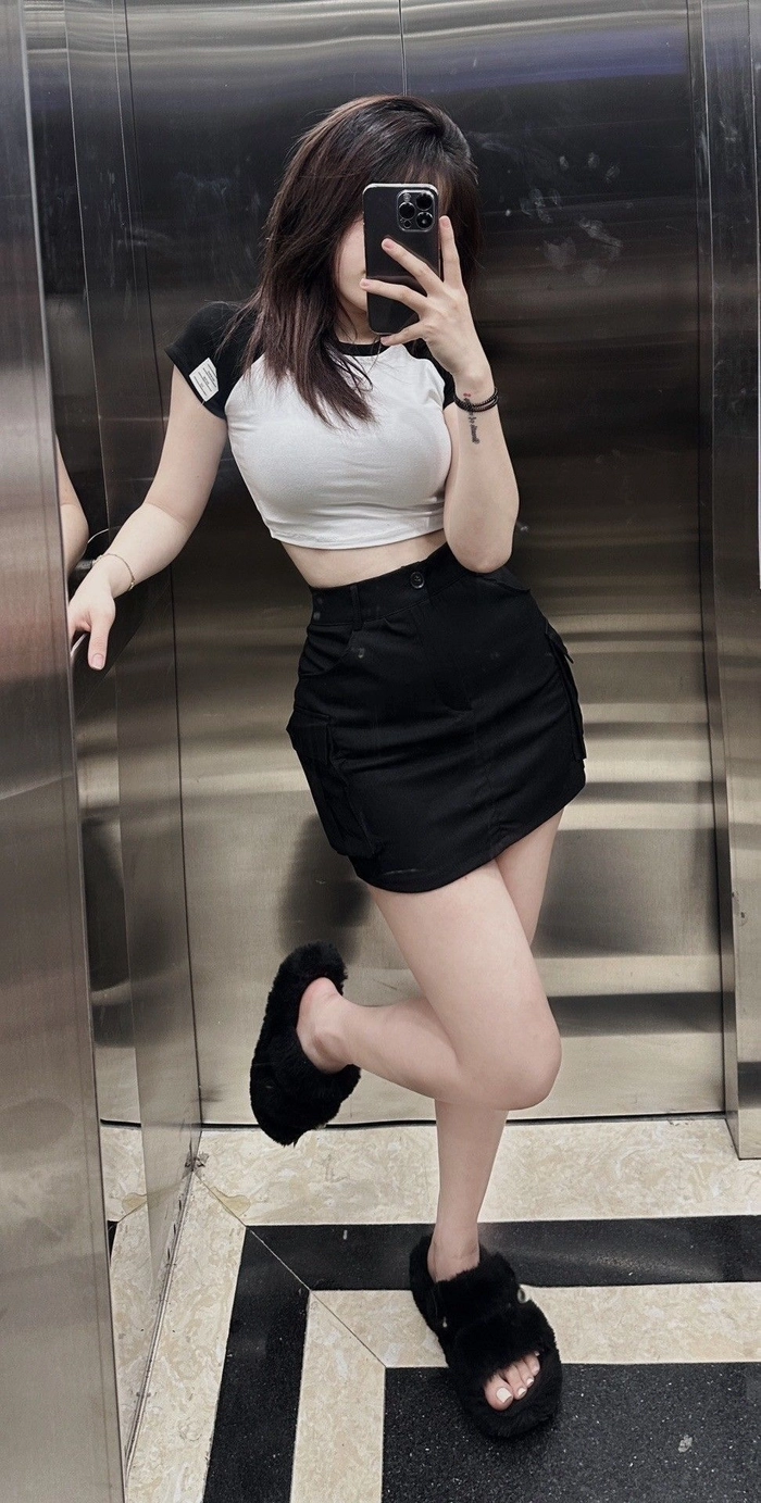 Ảnh gái xinh che mặt bằng điện thoại tóc ngắn