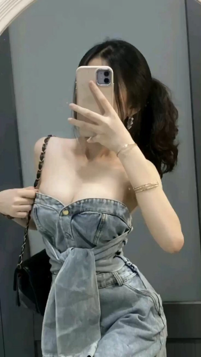 Ảnh gái xinh che mặt bằng điện thoại trước gương