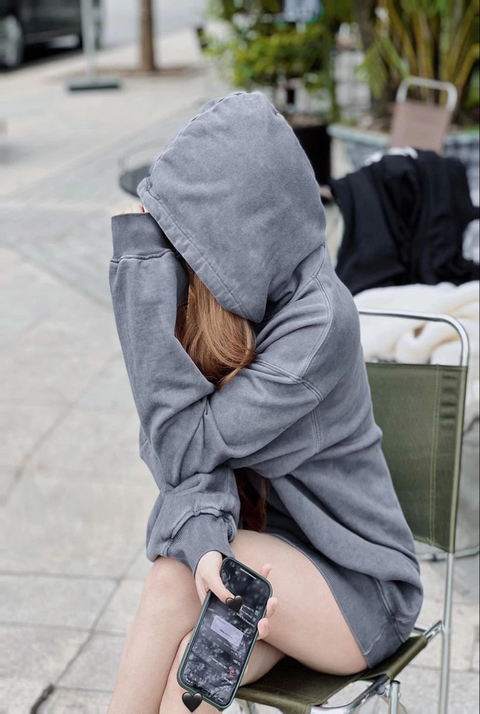 Ảnh gái xinh che mặt cute hài hòa màu sắc