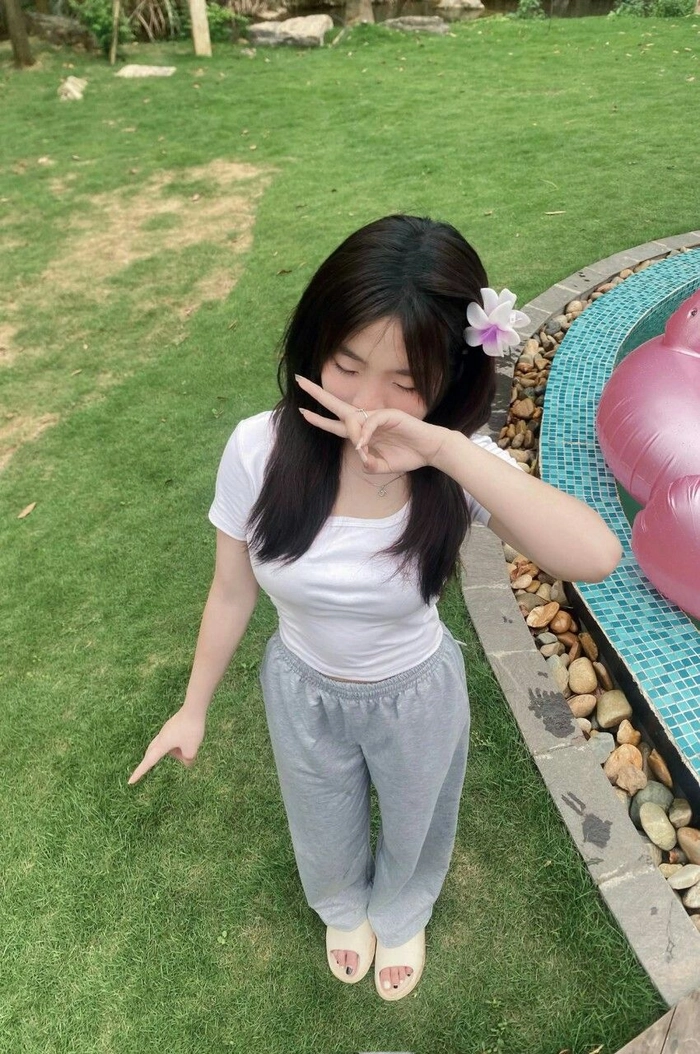 Ảnh gái xinh che mặt cute mang cảm giác dễ chịu