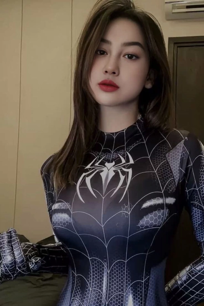 Ảnh gái xinh cosplay Người Nhện đầy năng lượng