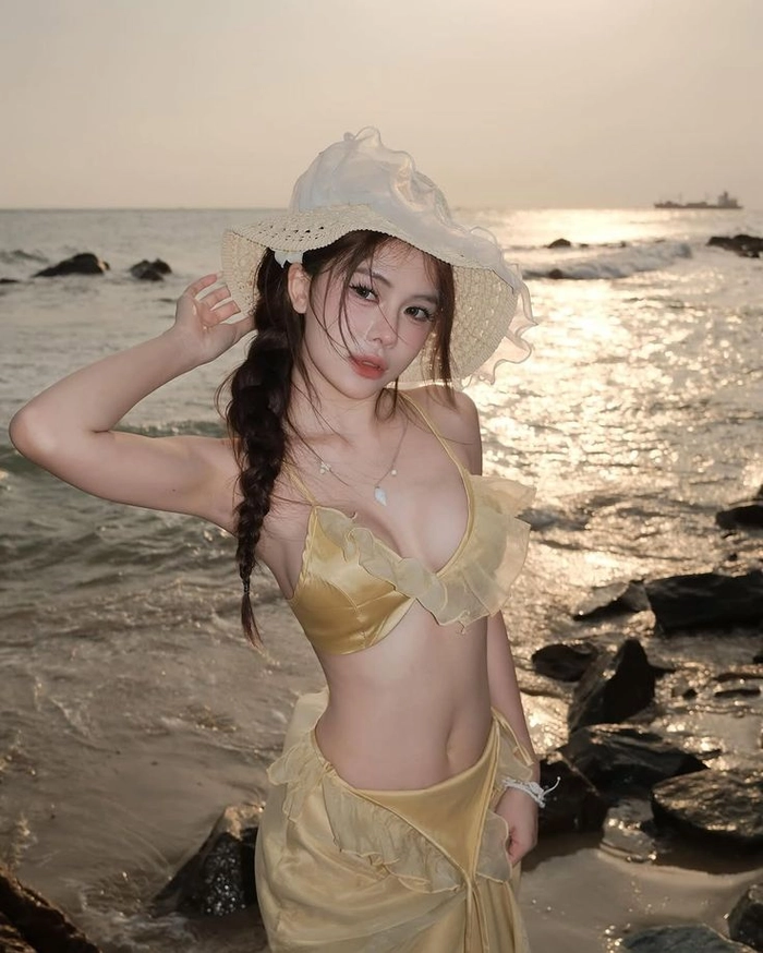 Ảnh gái xinh mặc bikini đi biển phong cách hè