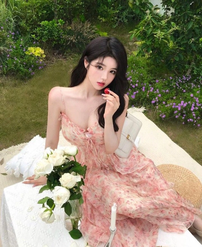 Ảnh gái xinh mặc pinky che mặt nhẹ nhàng