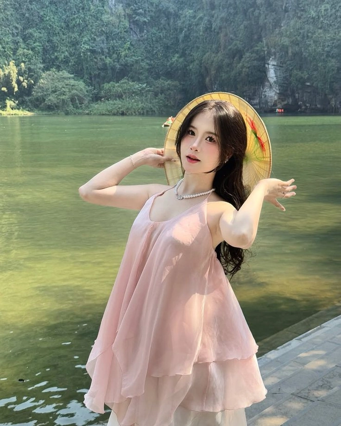 Ảnh gái xinh mặc pinky che mặt phong cách cute