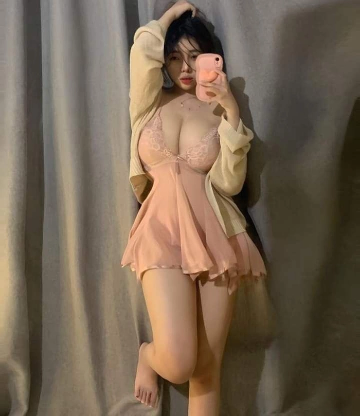 Ảnh gái xinh mặc pinky đi biển tươi sáng