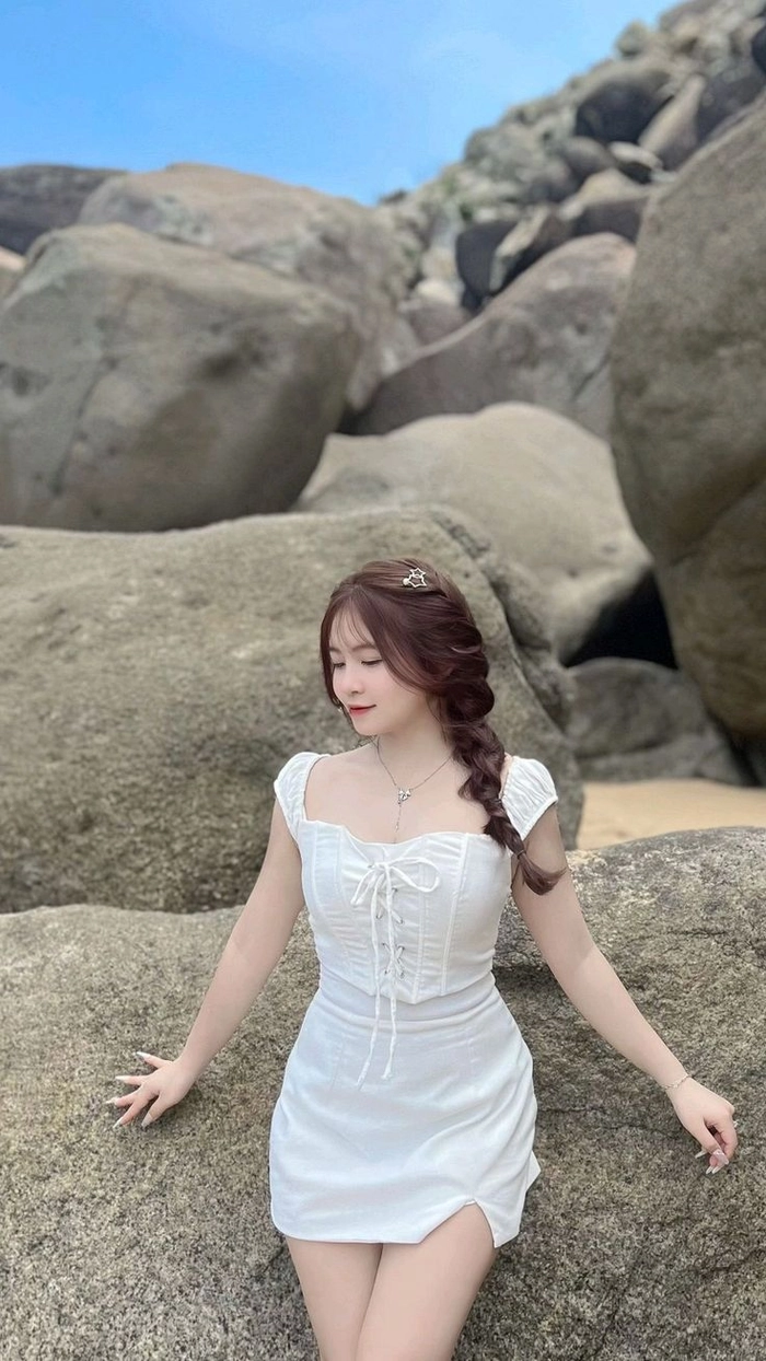 Ảnh gái xinh mặc váy ngắn phong cách trẻ trung