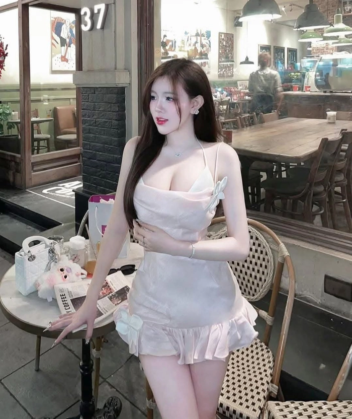 Ảnh gái xinh mặc váy trắng ngắn tinh tế