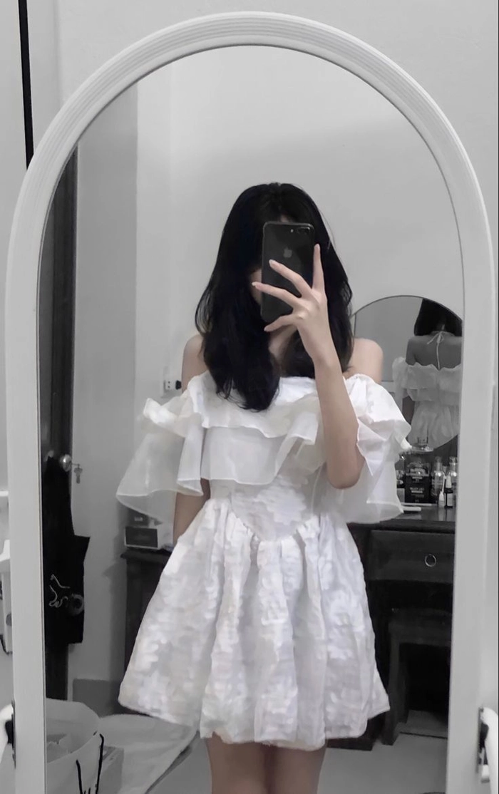 Avatar ảnh gái xinh che mặt bằng điện thoại nhẹ nhàng