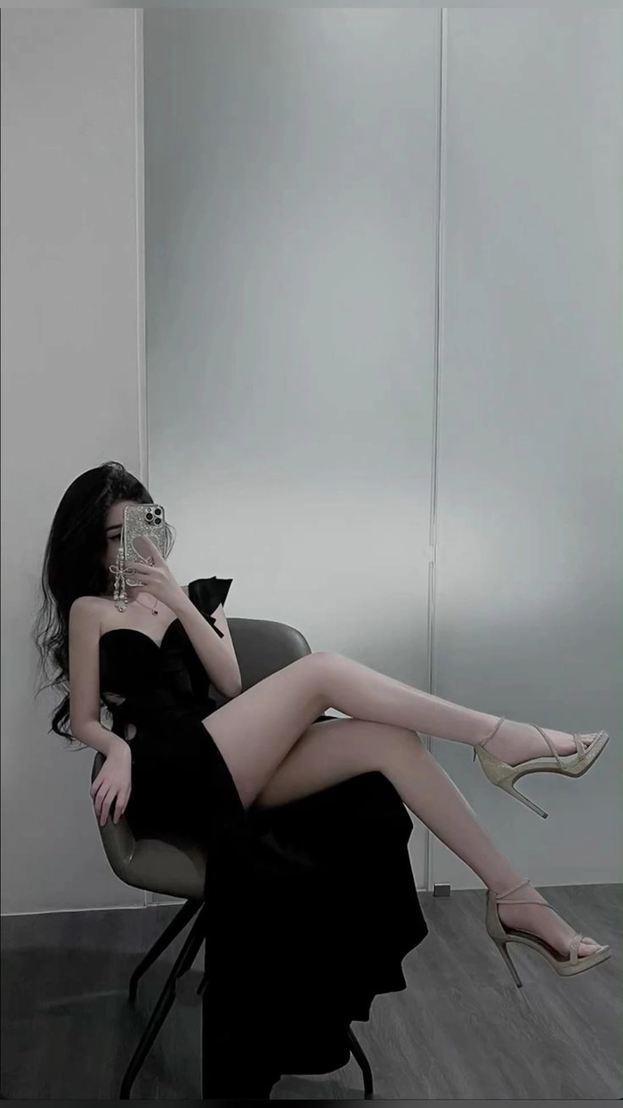 Avatar ảnh gái xinh che mặt bằng điện thoại