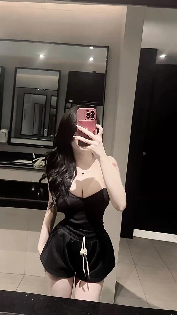 Cô gái che mặt bằng điện thoại nhẹ nhàng