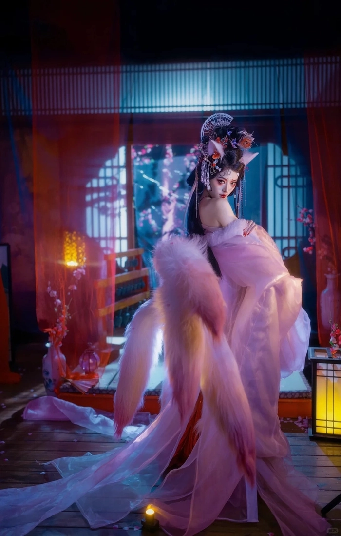 Cosplay hồ ly 9 đuôi ánh nhìn sâu