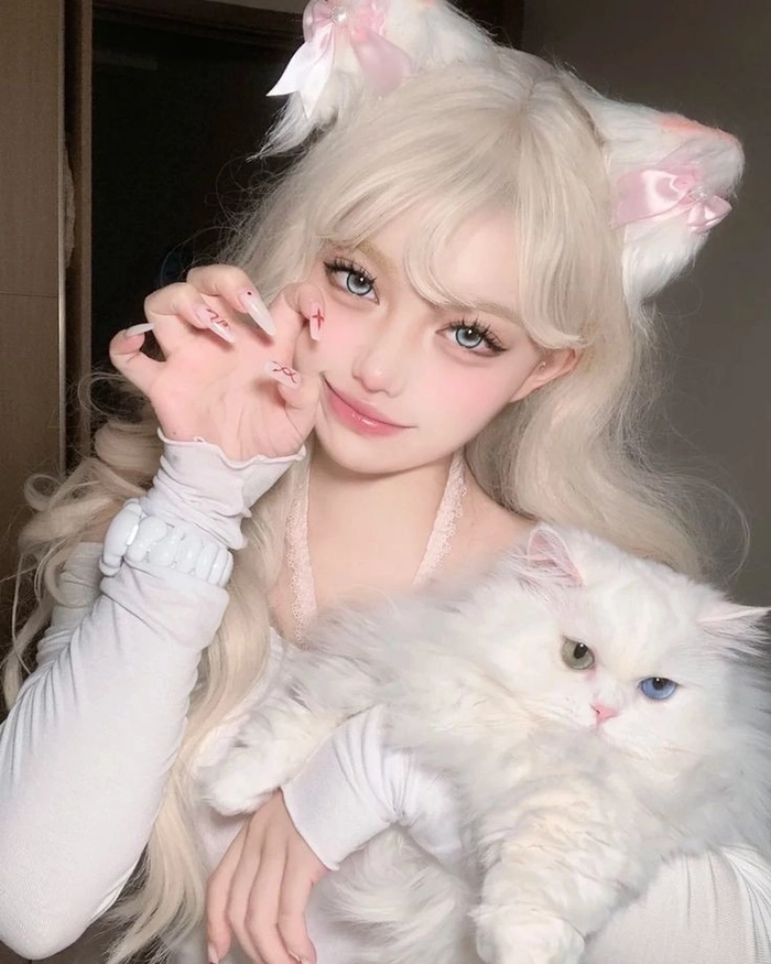 Cosplay mèo cute với thần thái đáng yêu