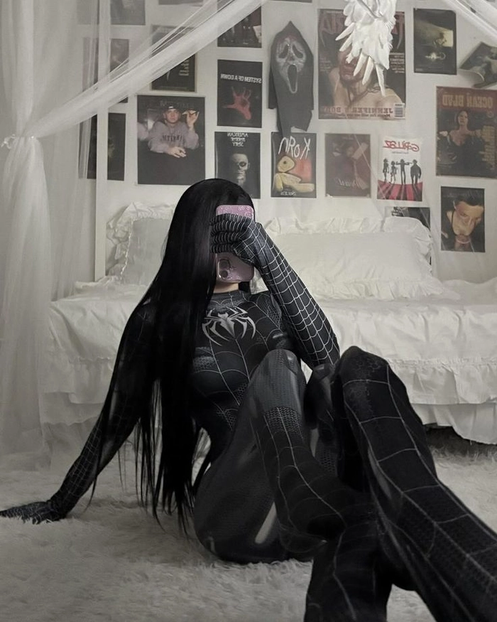 Cosplay người nhện đen mang vẻ đẹp cá tính