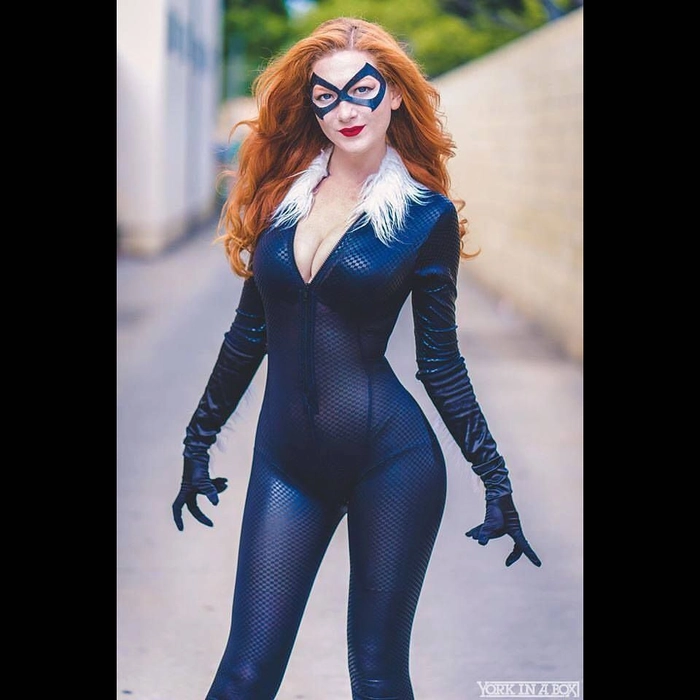 Cosplay người nhện đen trong bố cục ấn tượng