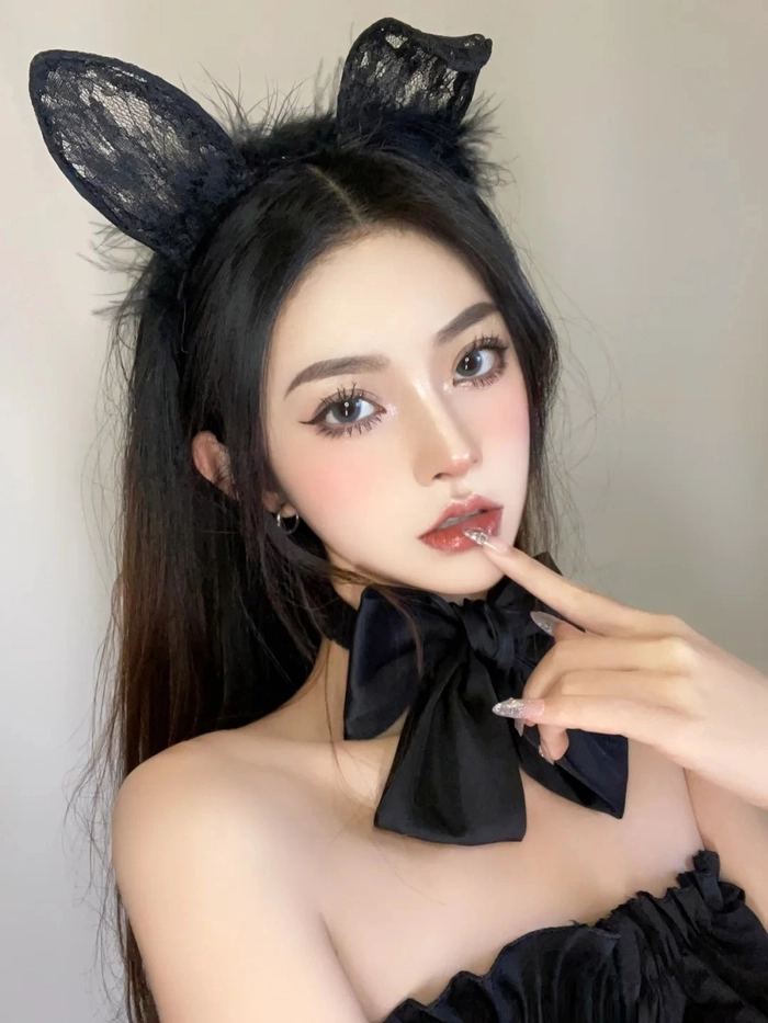 Cosplay thỏ đen tinh tế cuốn mắt