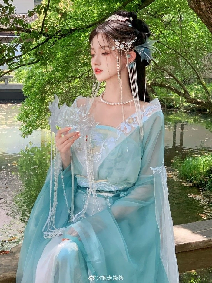 Gái xinh Trung Quốc mặc đồ cổ trang nhẹ nhàng đẹp