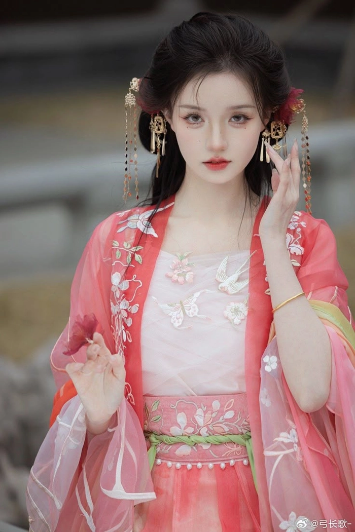 Gái xinh Trung Quốc mặc đồ cổ trang thanh lịch
