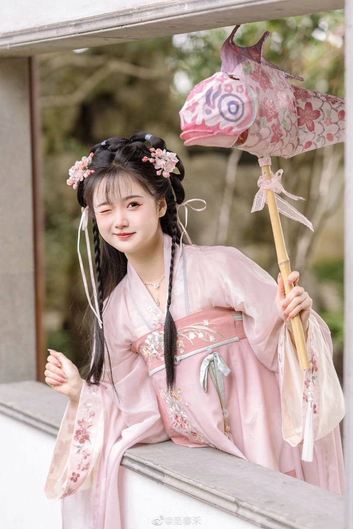 Gái xinh Trung Quốc mặc đồ cổ trang tinh giản