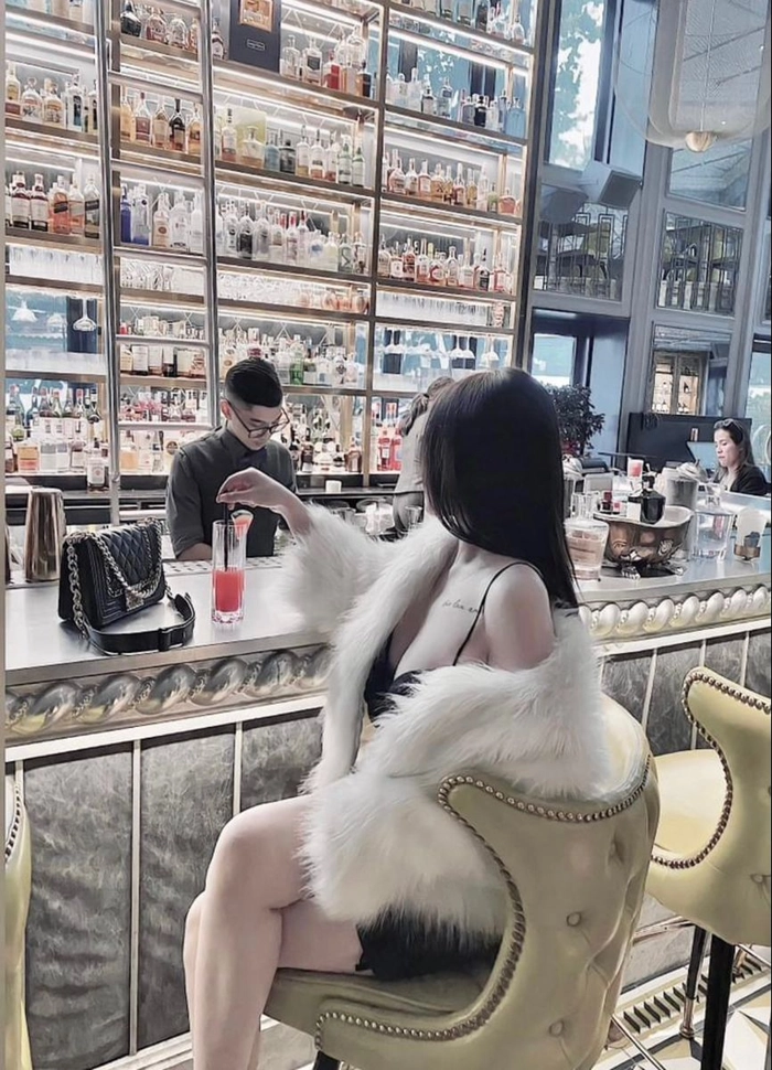 Gái xinh Trung Quốc mặc váy ngắn thanh lịch