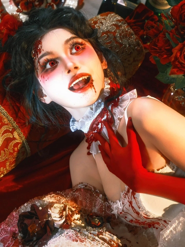 Gái xinh cosplay con ma ánh nhìn lạnh