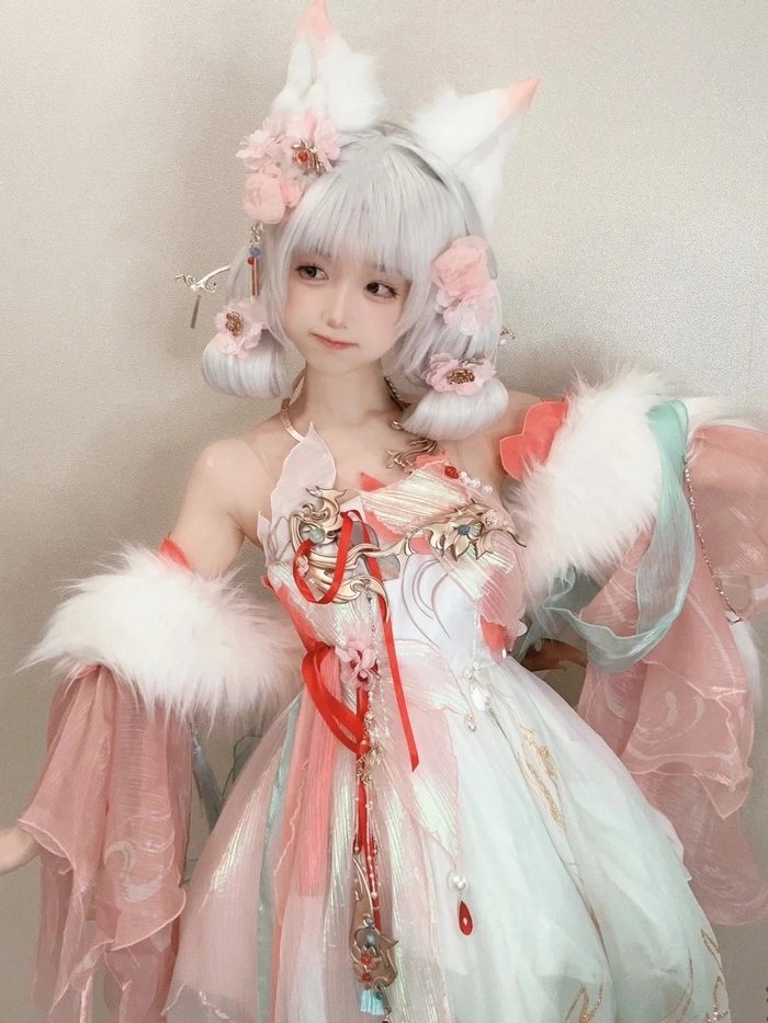 Gái xinh cosplay hồ ly 9 đuôi