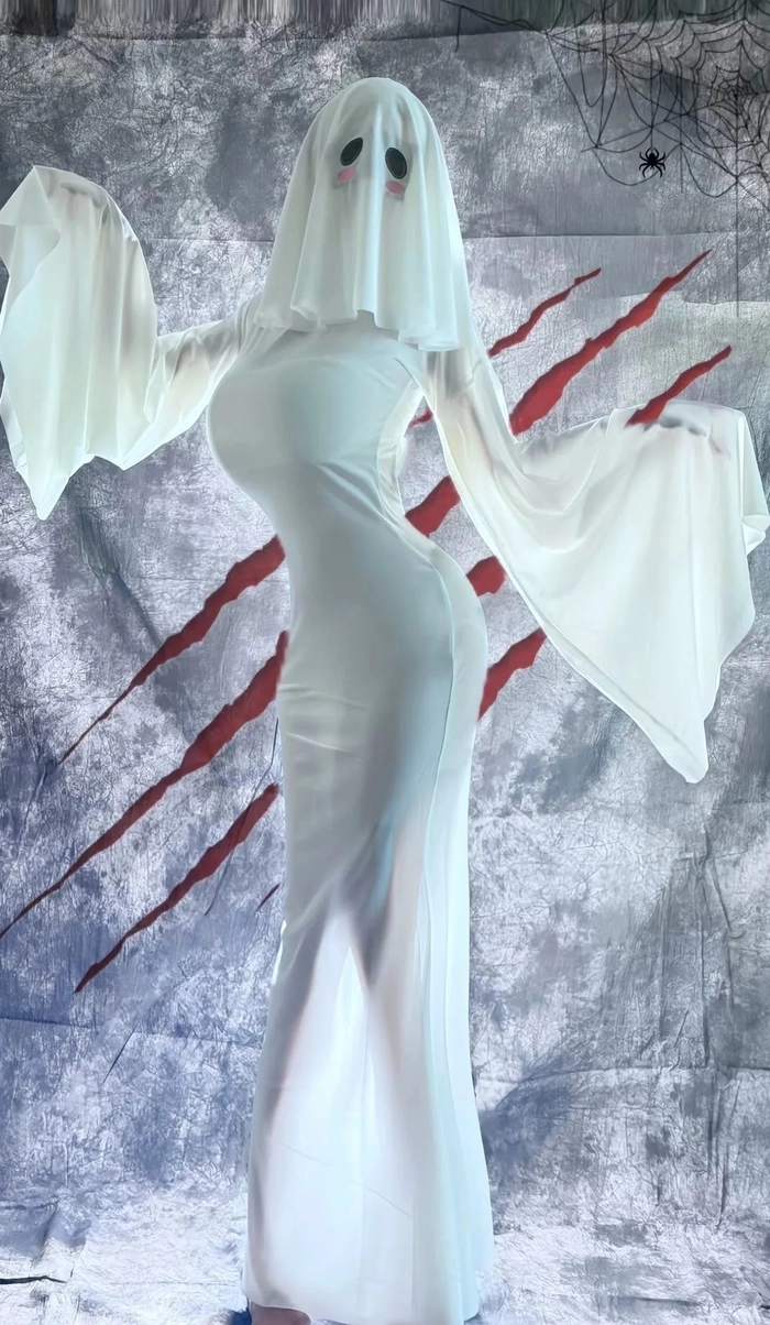 Gái xinh cosplay ma áo trắng đầy bí ẩn