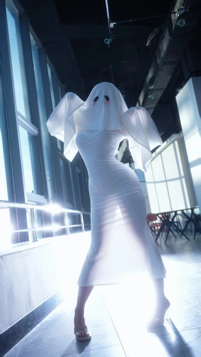 Gái xinh cosplay ma áo trắng ma mị