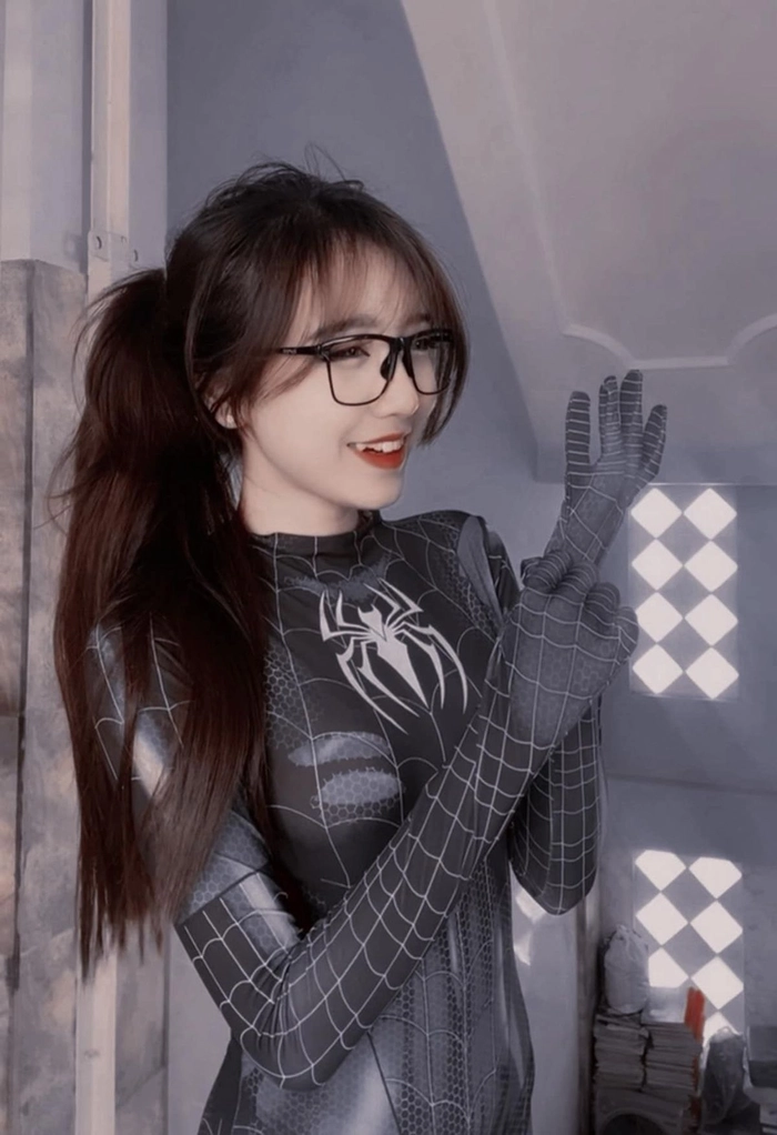 Gái xinh cosplay người nhện trong concept sáng tạo