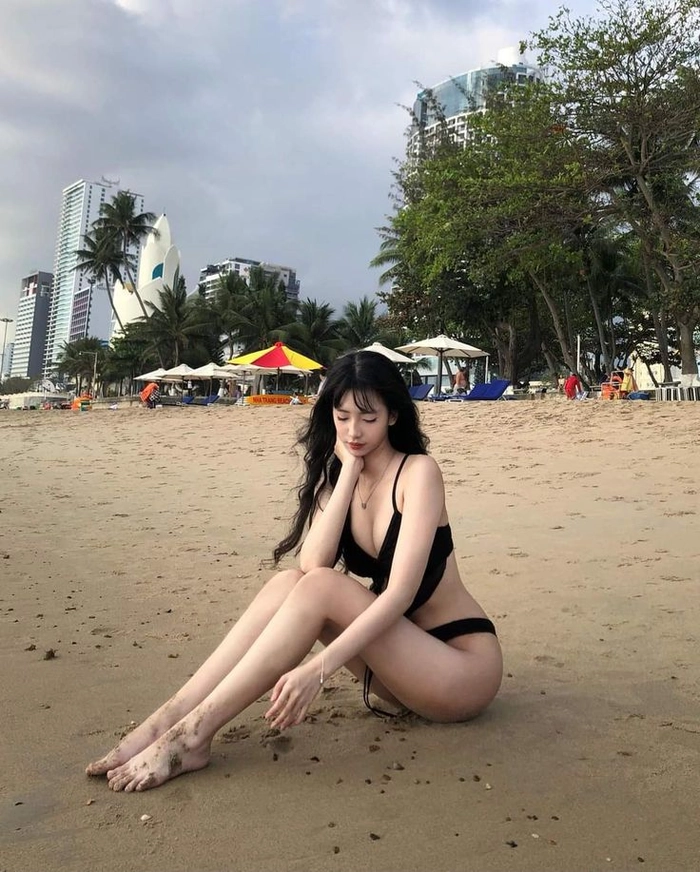 Gái xinh mặc bikini đi biển che mặt nhẹ nhàng