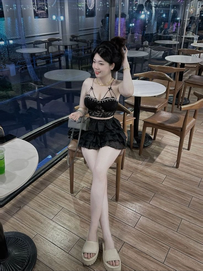 Gái xinh mặc chân váy nữ tính