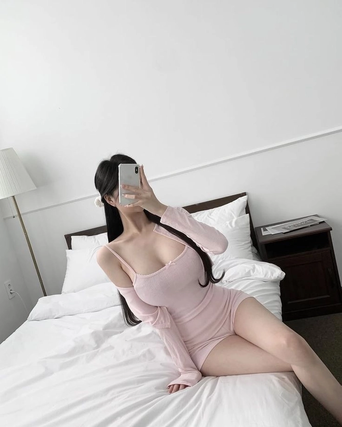 Gái xinh mặc pinky nhảy phong cách năng động