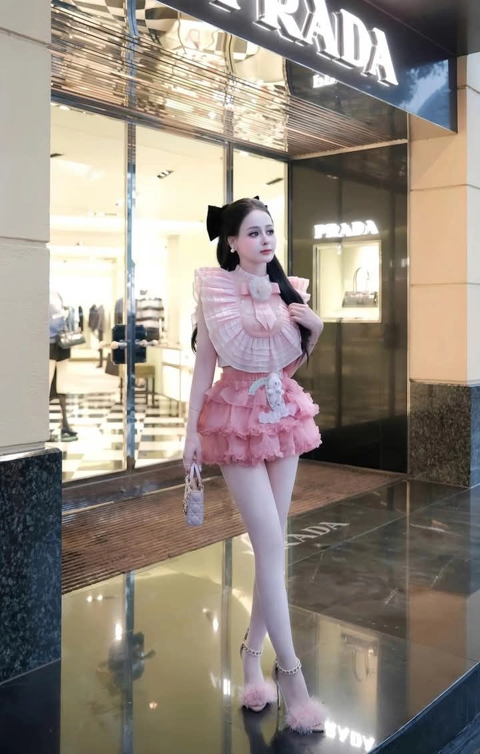 Gái xinh mặc pinky nhảy tạo cảm giác tươi mới