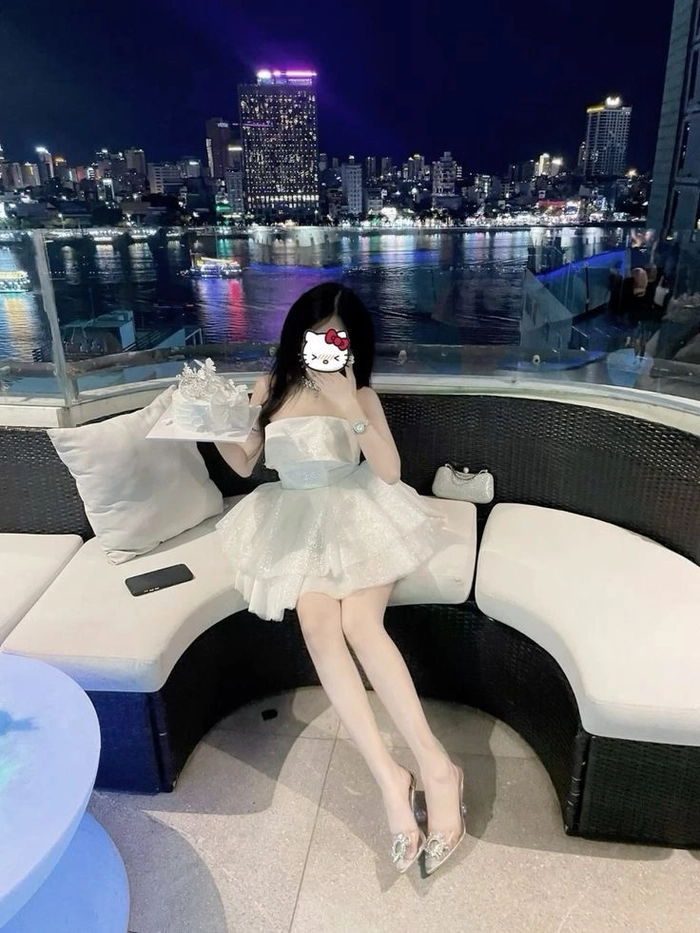 Gái xinh mặc váy cưới tinh khôi